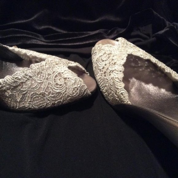 STUART WEITZMAN 2 1/2" 'Chantelle'heels: Silver Leather, lace, Crystals.Size 6.5 - Picture 5 of 10
